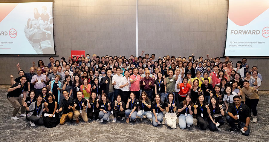 Minister Masagos and SPS Eric Chua with social service workers and volunteers at the SG Cares Community Network Session and ComLink Alliance Meeting (Ang Mo Kio/Yishun) on 20 October 2022. (Credit: MCI / Ding Wei) 